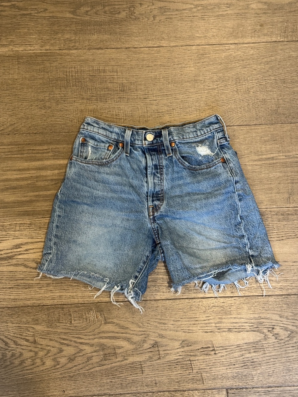 Levi’s 501 Original High-Rise Mid Thigh Jean Shorts in size 26